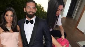 Arda turan'ın eşi aslıhan turan, eşinin doğum tarihinini ardından oğlu hamza arda'nın da doğum tarihini dövme yaptırdı. Arda Turan Esi Aslihan Dogan A Ayaklarini Yikatti