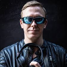 Stream Ed Lynam music