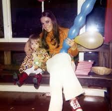 Natalie Wood With One Of Her Children Natalie Wood Natalie Wood Style Natalie