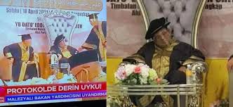 Istiadat pelantikan menteri dan timbalan menteri kerja raya 2018. Tertidur Semasa Majlis Graduasi Gelagat Timbalan Menteri Kerja Raya Ini Curi Perhatian Dunia
