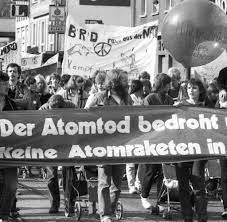 Die abschreckende wirkung der nuklearwaffen soll einen krieg doch der rüstungswettlauf zwischen nato und warschauer pakt nimmt kein ende. Nato Doppelbeschluss So Gewann Der Westen Den Kalten Krieg Welt