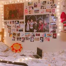 Polatico retro aesthetic background print a4 100gsm poster dinding dan bisa costum poster sendiri. Poster Dinding Kamar Aesthetic Hitam 8 Tips Dekorasi Kamar Aesthetic Low Budget Yang Instagramable Banget Cat Satu Dinding Dengan Warna Berbeda Pasang Kap Lampu Dari Rotan Dan Gunakan Bed Cover