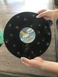 #diy #aesthetic #discos #lofi 🎨 🤗 hoy les enseño cómo pinto discos aesthetic para que decores tu cuarto, tu sala, tu casita., ah! Vsco Painted Vinyl Record Idea Painted Vinyl Records Record Painting Painted Records