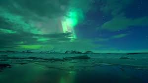Protonen oder elektronen) der sonne, die durch das magnetfeld der erde mit sauerstoff und stickstoffatomen kollidieren. Nordlichter In Island Der Ultimative Guide Zum Polarlic