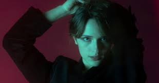 Nina Kohout přišla s drze barevným indie popovým debutem