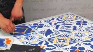 Mexican kitchen saudi aramco world : She Stencils Mexican Talavera Tiles By Starting With An Old Kitchen Table Learn How