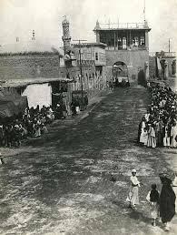 باب المعظم سنة 1917 اثناء تجمهر الناس لاستقبال الاستعراض العسكري الاول للجيش البريطاني بعد سقوط بغداد في 11 اذار والذي بدأ من هذه البوابة وانتهى عند السرا Gece