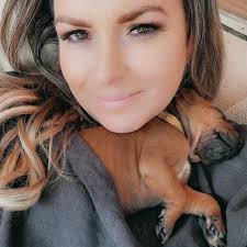 Amy MacDonald with her schnauzer 😍