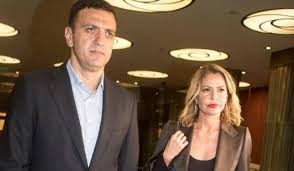 Στην επίμαχη φωτογραφία η τζένη μπαλατσινού εθεάθη στη μηχανή ενός γοητευτικού άντρα, με «ο άνθρωπος που έχει έρθει πολύ κοντά στην τζένη μπαλατσινού, τους βγάλαμε φωτογραφία χθες. Otan O Basilhs Kikilias Edine Synentey3h Sthn Tzenh Mpalatsinoy Must