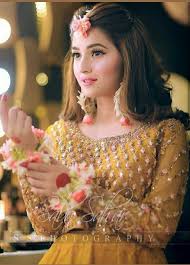 Pakistani bridal makeup pakistani wedding dresses bridal dresses pakistani mehndi pakistani girl bridal looks bridal style hair styles 2016 long hair styles. Indian Designer Wear With Amazing Jewellery Bridal Hairstyle Indian Wedding Pakistani Bridal Hairstyles Bridal Mehndi Dresses