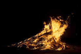 Las hogueras, donde se quemaban todos los muebles rotos del vecindario, es la imagen que hemos utilizado para representar esta noche, el fuego es protagonista, los rojos, los naranjas y los amarillos envuelven la pila de muebles inservibles. Ideas Para Celebrar La Verbena De San Juan 2021 En Barcelona