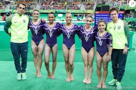 Ela foi a mais jovem ginasta a ganhar medalha e a primeira a obter nota 10 na ginástica artística feminina. Flavia Saraiva Posa Com A Equipe Brasileira Da Ginastica Artistica Feminina Nas Olimpiadas Rebeca Andrade Jade Barbosa Lorrane Oliveira E Daniele Hypolito Purepeople