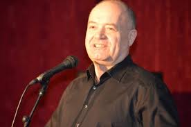 Így 16 évesen segédmunkás lett, de néhány év múlva leérettségizett, mikor behívták. Forgacs Gabor Wikipedia