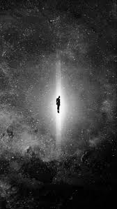 La existencia podría entenderse como una paradoja silenciosa. Quizá la vida sea á í í . De ese fondo sin forma surgen las figuras