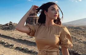 Aug 19, 2021 · uzak şehrin masalı dizisinin bazı sahneleri boğaz ve şile civarlarında çekilecek. Uzak Sehrin Masali Yla Ekranlara Donecek Olan Aslihan Guner Den Karavan Pozlari