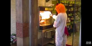 In passato altri candidati si sono presentati alle consultazioni vestiti da gorilla o da babbo natale, qualcuno. Entra In Una Polleria Vestito Da Pollo E Lascia Un Mazzo Di Fiori Ai Polli Allo Spiedo Novabbe Com