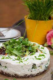 Pumpernickel is a bread that is traditional in the westphalia region of germany. Rezept Herzhafter Kasekuchen Mit Pumpernickel Boden Salat Und Frischkase Mit Karamellisierten Zwiebeln Von Miree