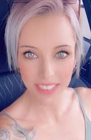 Kellie Voss's Instagram, Twitter & Facebook