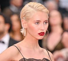 Iris Law w kampanii kosmetyków Burberry "The Essentials"