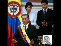 Álvaro uribe vélez (nació el 4 de julio de 1952 en medellín, antioquia) es un político y abogado colombiano que fue elegido presidente de la república de colombia en 2002, y reelegido en 2006, luego de una reforma constitucional que su gobierno promovió en el congreso y que está judicialmente. Alvaro Uribe Velez Presidente 2002 Alvaro Uribe Velez Youtube