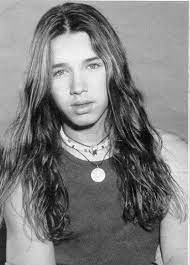 Gil ofarim wird gegen ende der 90er jahre durch eine gil ofarim wird als sohn des berühmten sängers abi ofarim in münchen geboren und erfährt so schon. Gil Ofarim Rocker Singer Songwriter Lange Haare
