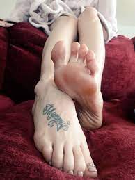 Alessa Savage's Feet << wikiFeet X