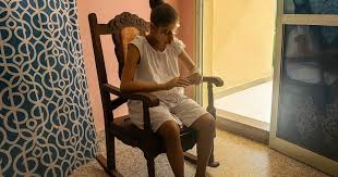 Autoridades de salud en Granma romantizan embarazo adolescente y desatan  críticas en redes