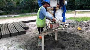 Produk ini juga memiliki keunggulan dalam hal ketahanan dan juga dapat mengurangi efek pengkristalan, mempercepat proses pengeringan, serta khusus sebagai pengeras batako sehingga terlihat lebih padat dan akurat. Cetak Batako By Rizal Zambri