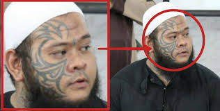 Inilah dia wajah di sebalik abang long fadzil yang sebenar, bekas gangster singapore yang telah bertaubat dan menerima hidayah dari allah. Abang Long Fadhil Tekad Untuk Berubah Walaupun Sering Dipandang Sinis Orang Ramai Kerana Wajahnya Bertatu Kucing Debab