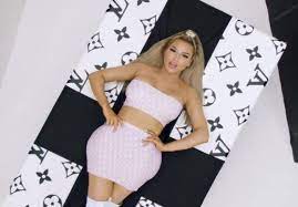 Es war still geworden um die rapperin, nachdem sie in einen shitstorm verwickelt war. Musikvideo Shirin David Gib Ihm