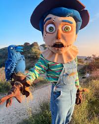 “The Scarecrow” mascot made a surprise appearance at Bob Baker Day for  those who caught him. Head by @hand.sewn.heads Pic by @charlieimmer . . .  #TheScarecrow #Mascot #handsewnheads #Scarecrow #jimmckenzie #art  #sculpture #magichour ...