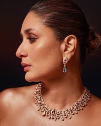 As @dietsabya says… the face card never declines💄🪄 #MakeupByArtiNayar for  @kareenakapoorkhan ❤️