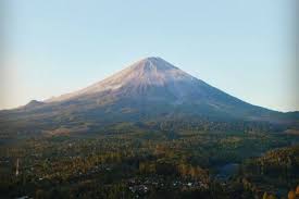 Hingga kini, gunung semeru masih menjadi gunung sakral bagi masyarakat setempat. Pendakian Gunung Semeru Kembali Dibuka Catat Jadwal Dan Syaratnya Jatim Times