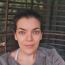 What haircut and color would suit me with wavy and frizzy hair?