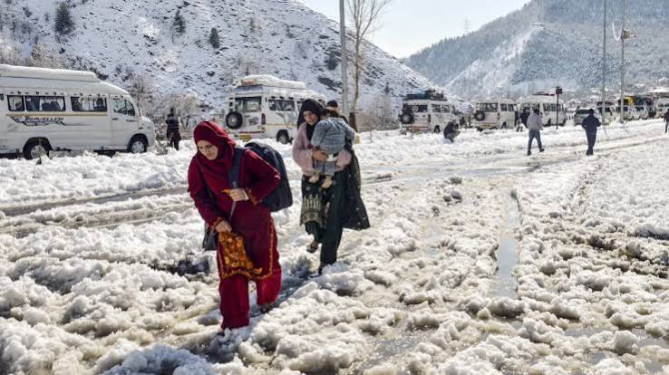 उत्तर भारत में बर्फबारी से कड़ाके की ठंड का प्रकोप, अब फिर बरसेंगे बादल, जानिए अगले 2 दिन के मौसम का हाल - India TV Hindi