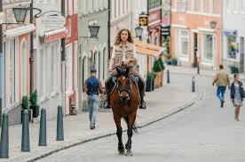 Eigentlich wollte rike nur kurz zur beerdigung ihres vaters auf den reiterhof ihrer familie in bayern. Reiterhof Wildenstein Bisher 6 Folgen Episodenguide Fernsehserien De