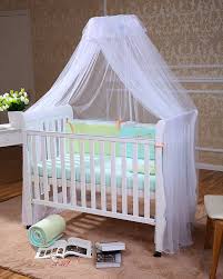 Babybett Mit Himmel Weiss Bettwasche Grun Babyzimmer Einrichten Ideen Kinderzimmer Madchen Jungen Krippe Babybett Betten Fur Kinder