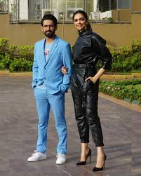 Deepika Padukone Is All Smiles As She Heads Out On A Promotional Spree For Chhapaak Hungryboo Modest Fashion Outfits Deepika Padukone Style Deepika Padukone