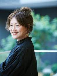 40代髪型 可愛げと小さい頭をつくる 高めお団子 15選 40代の髪型 ヘアカタログ 大人のおしゃれはヘアスタイルから mi mollet ミモレ 明日の私へ 小さな一歩 ミモレ 髪型 お団子