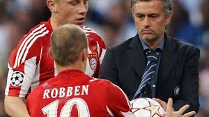 Hücumçu arxası və sağ cinahda oynayır. Jose Mourinho Tritt Gegen Arjen Robben Nach Fc Bayern