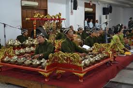 Namun bonang memiliki bentuk yang lebih kecil dari bende. 11 29 13 Dear Liz On Gamelan Letters From Angela A
