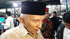 Amien yang mengenakan gamis biru tua dilengkapi dengan kopiah hitam, tidak berjalan sendirian. Muhammad Amien Rais Tribunnewswiki Com Mobile
