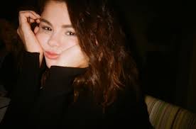 Selena marie gomez)‏ (مواليد 22 يوليو 1992) هي مغنية وممثلة ومنتجة أمريكية، وهي المولودة الوحيدة لأب من أصل مكسيكي وأم من أصل إيطالي. Ø³ÙŠÙ„ÙŠÙ†Ø§ ØºÙˆÙ…ÙŠØ² ØªÙƒØ´Ù Ø¹Ù† Ø£ÙƒØ«Ø± Ù„Ø­Ø¸Ø§Øª Ø§Ù„Ø±Ø¹Ø¨ ÙÙŠ Ø­ÙŠØ§ØªÙ‡Ø§ Et Ø¨Ø§Ù„Ø¹Ø±Ø¨ÙŠ