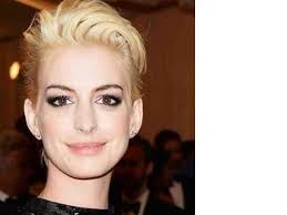 Anne hathaway hatte nicht wirklich eine wahl ihr braunes schulterlanges haar gegen einen kurzen pixie cut einzutauschen. Uber Kurz Oder Lang Haare Ab Glam Up Your Lifestyle