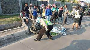 Kapolsek genuk polrestabes semarang kompol, zaenul arifin mengatakan bahwa genangan air juga terjadi di pertigaan genuksari dan. Sopir Truk Lari Setelah Wanita Yang Lewat Dari Trotoar Tewas Terlindas Kendaraannya Tribun Manado