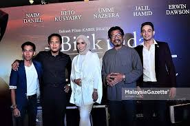 Wak selamat is the father of one siti hajar who wishes to study abroad. Bisik Pada Langit Angkat Tema Keluarga Serlah Kehebatan Kabir