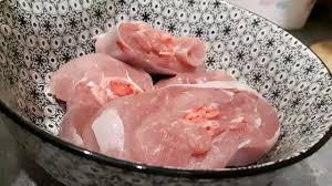 Poi mettiamo la cipolla intera,precedentemente sbucciata,un cucchiaio di sale grosso,1 rametto di rosmarino ,i chiodi di. Cucinare L Ossobuco Di Tacchino Al Forno Ricetta Semplice E Buona Youtube