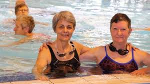Landivisiau A L Age De La Retraite Elles Apprennent A Nager Brest Maville Com