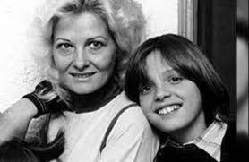 La investigación que se realizó en youtube sería para que llegue a los ojos de luis miguel, quien sería el único que confirmaría que es su madre, aunque todo queda. San Telmo Archives Newsylist