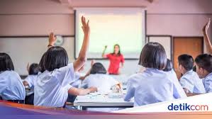 Sebab itulah, bapak wali kelas mengajarkan kami untuk selalu up date melalui untis, supaya jika kelas ditutup, sekolah tetap jalan karena komunikasi terjaga dengan baik, jelas dan rapi. Syarat Sekolah Saat Dibuka Masker 3 Lapis Dilarang Pinjam Alat Belajar